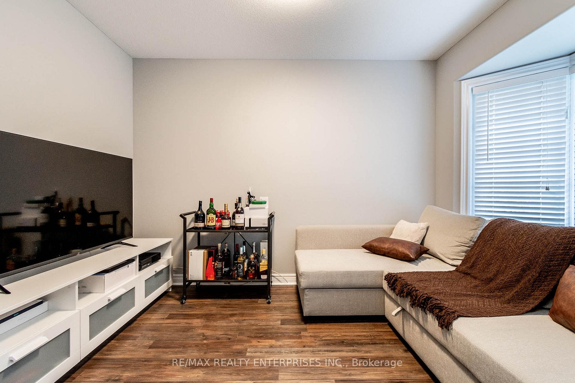 425 Autumn Crescent photo 6