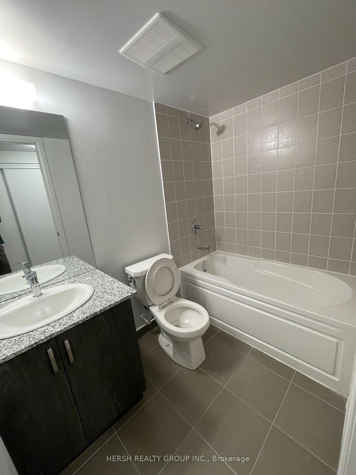 20 Meadowglen Place Unit 522 photo 4