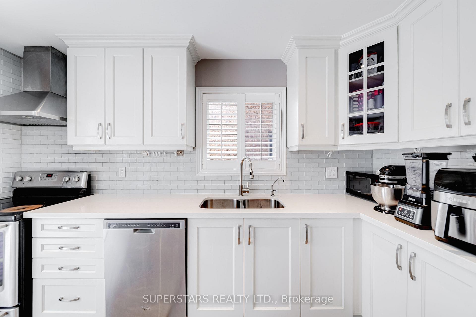 363 Pickering Crescent photo 2