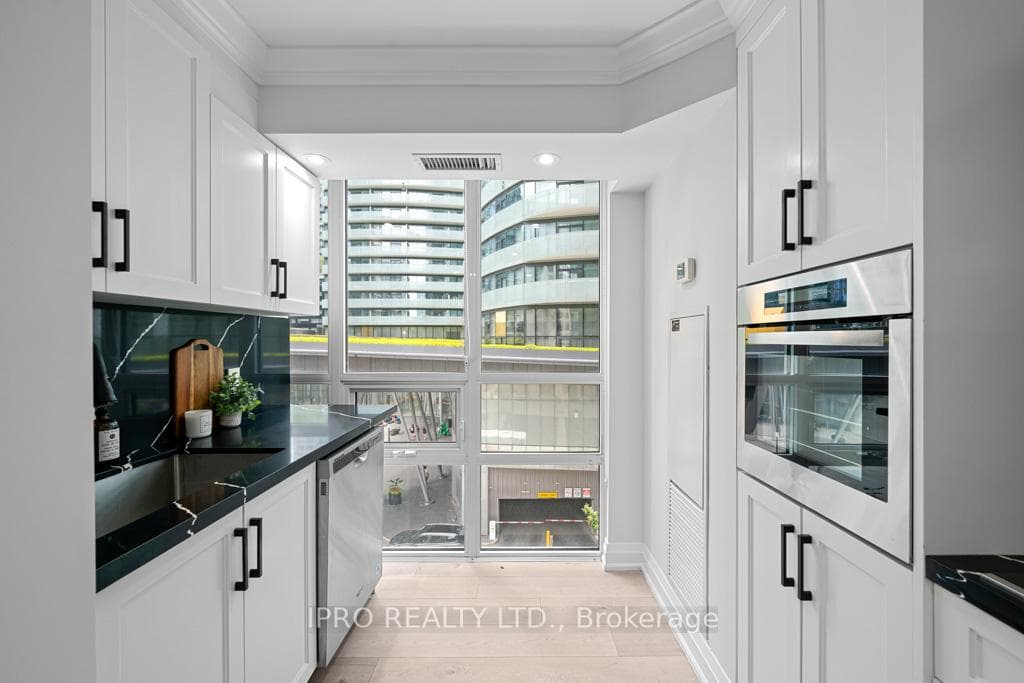 19 Grand Trunk Crescent Unit 506 photo 21