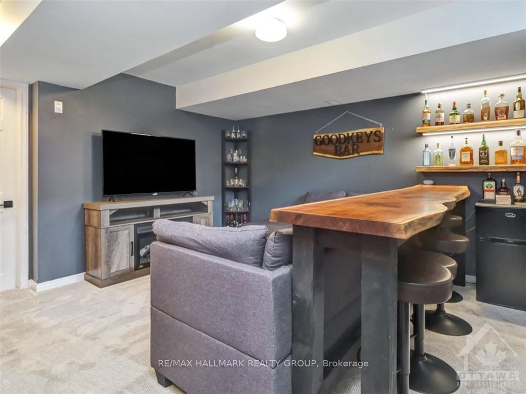 129 MARKLAND Crescent photo 21