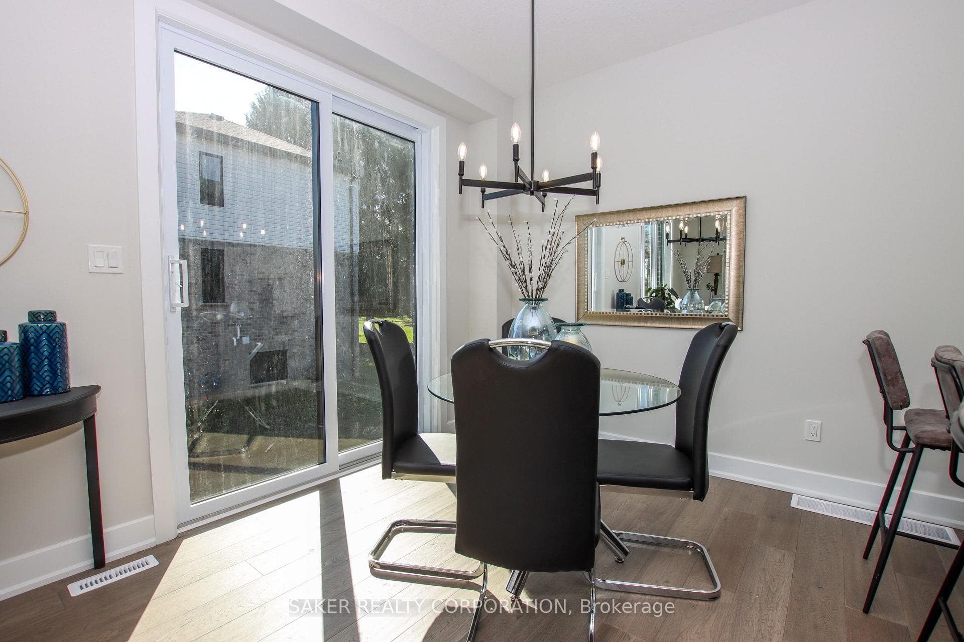 593 REGENT Street photo 9