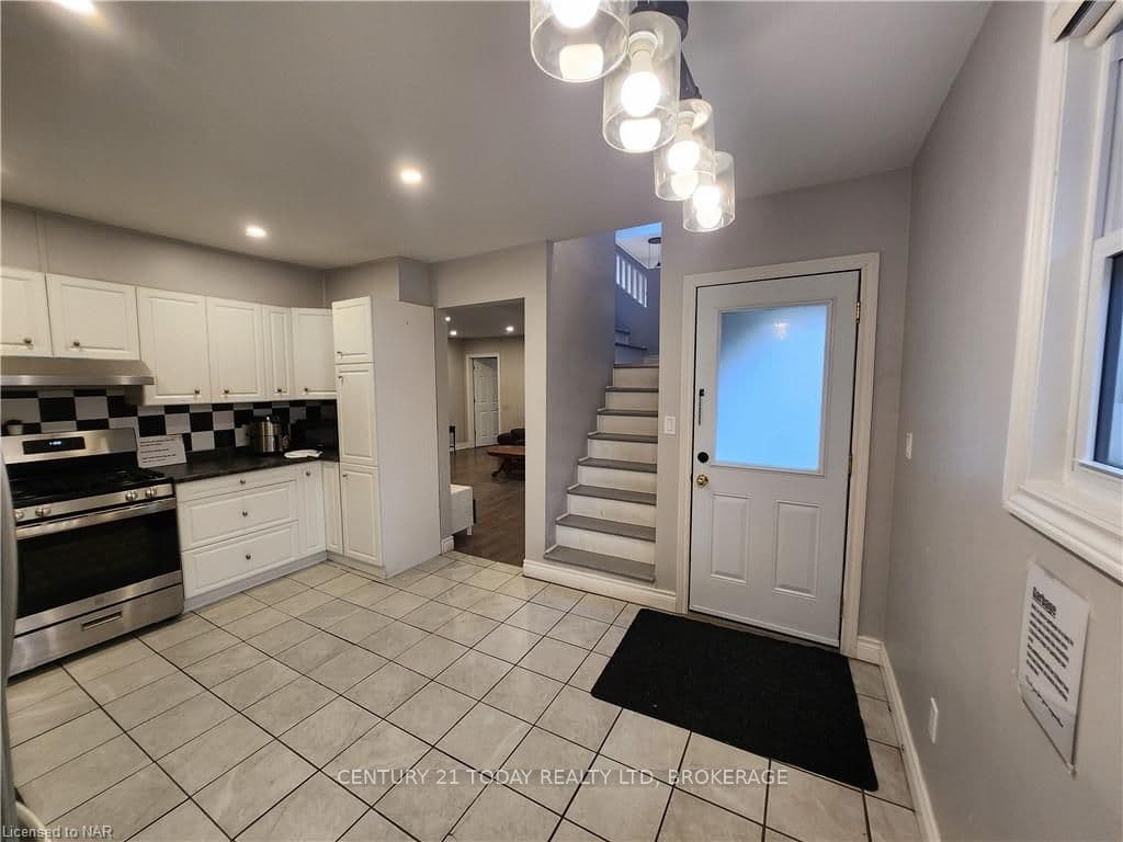 6061 BARKER Street photo 10