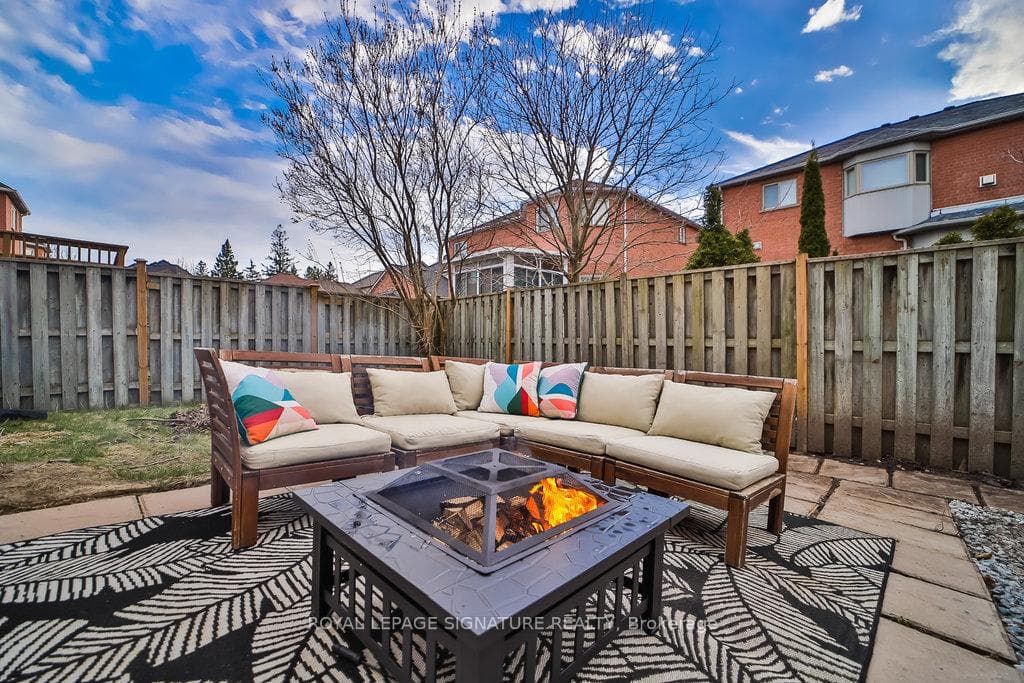 1446 Sandhurst Crescent photo 37