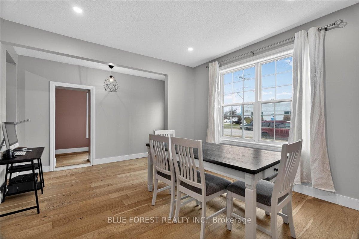 Large dining room/could be living room also