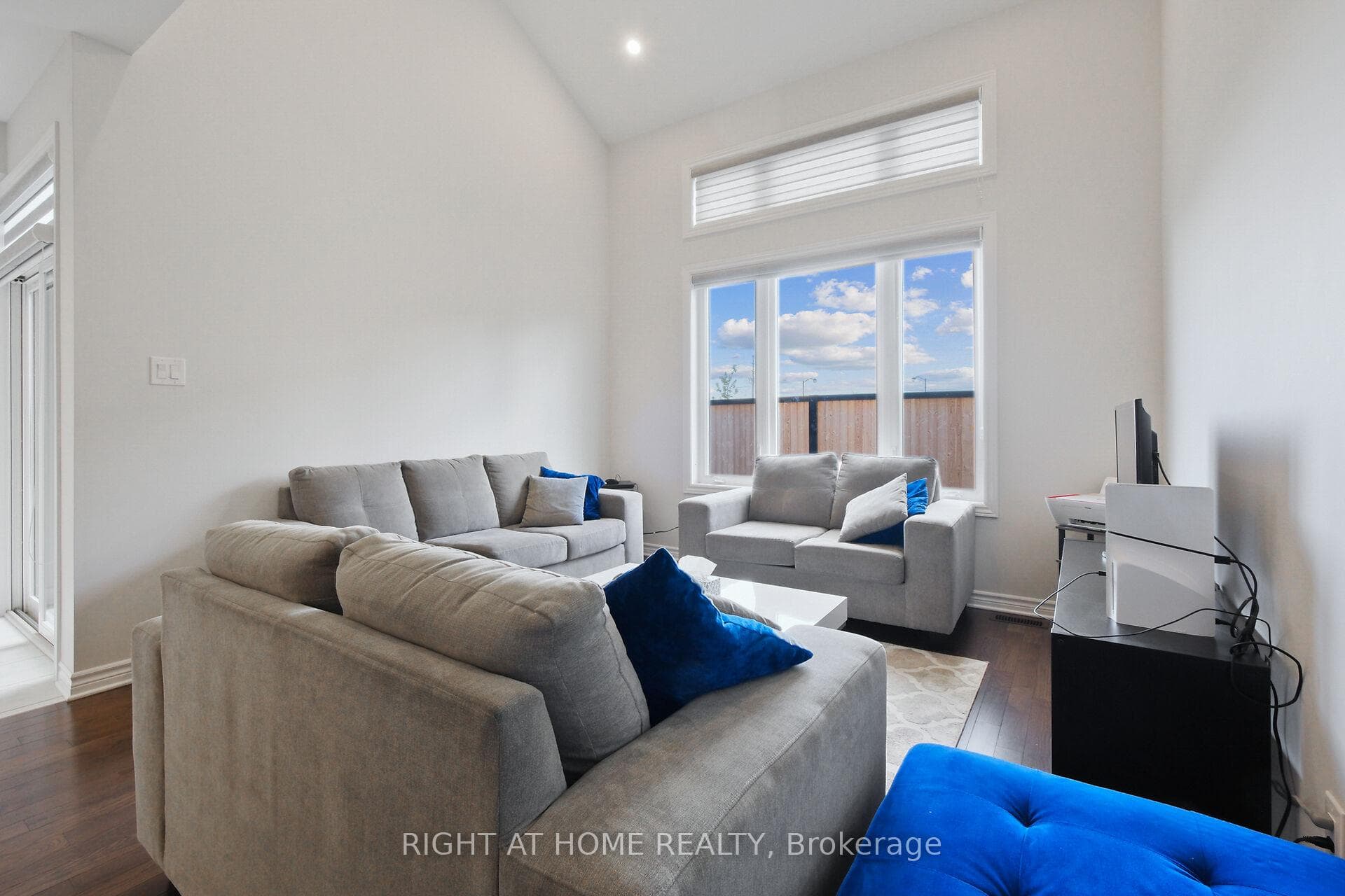 956 Socca Crescent photo 16