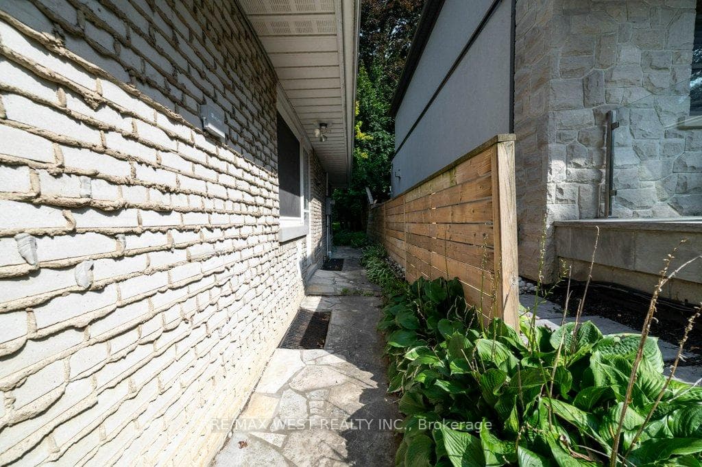 8 Farningham Crescent photo 31