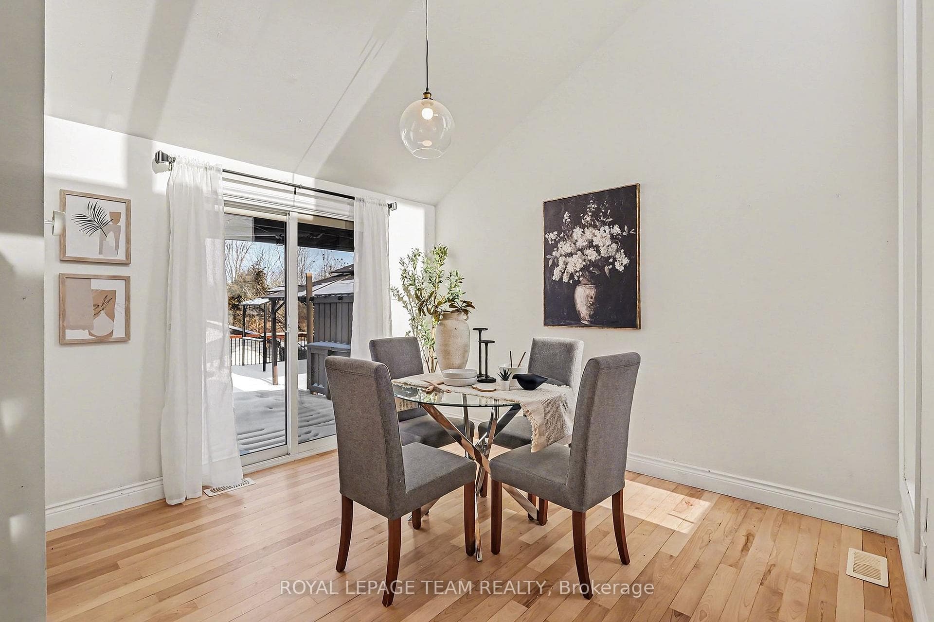 237 Queen West Street photo 8