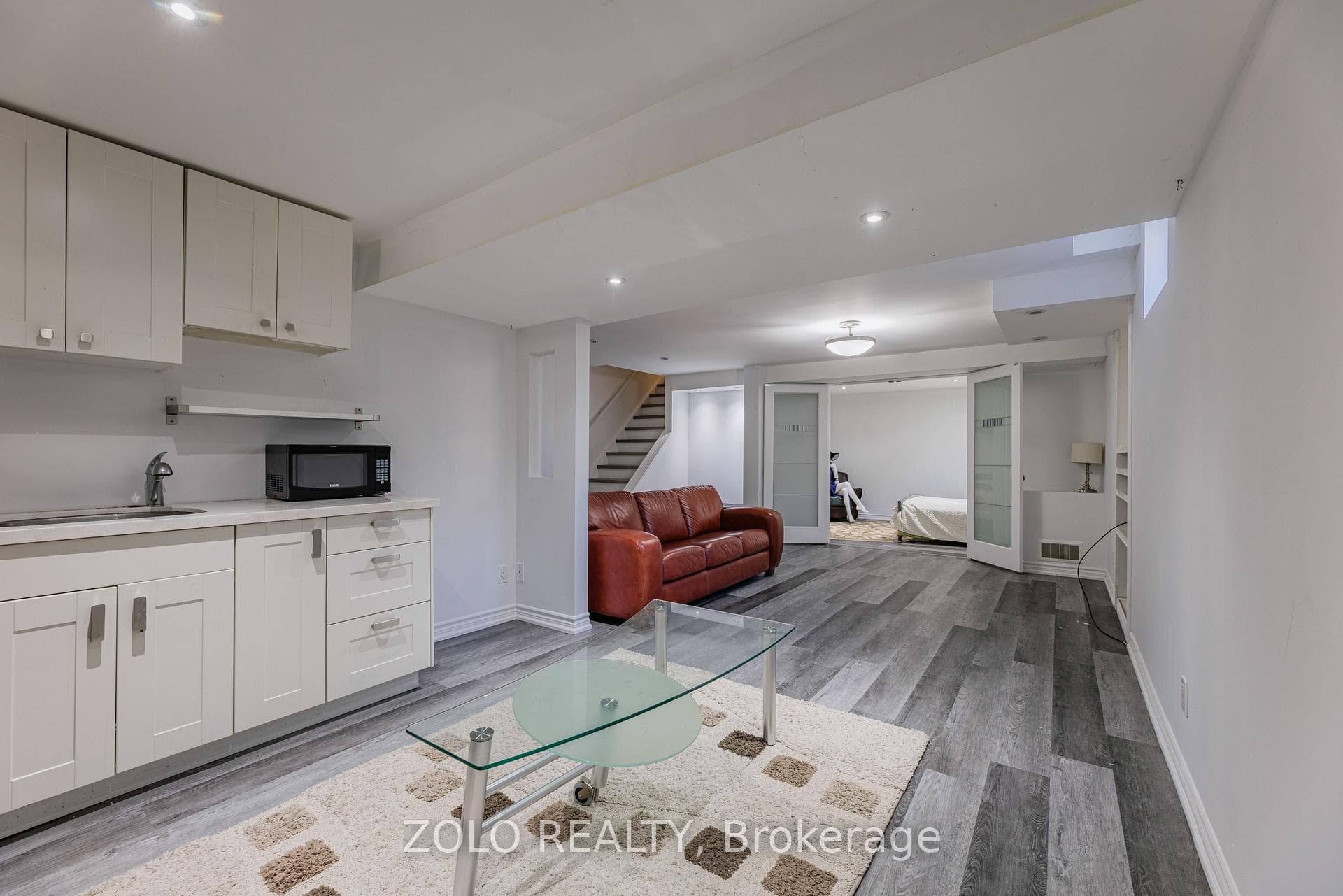 1580 Earl Crescent photo 37