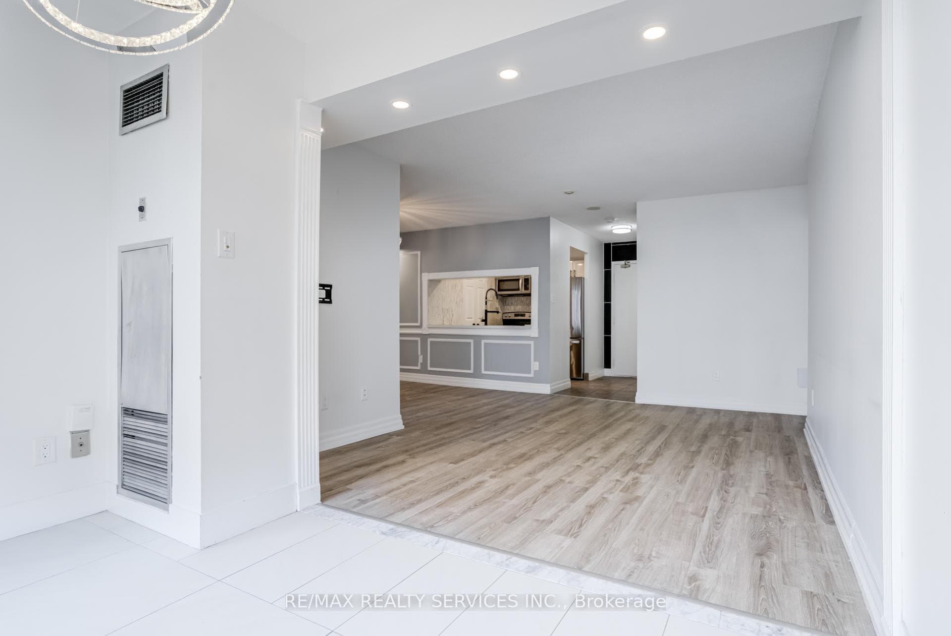 285 Enfield Place Unit 811 photo 32