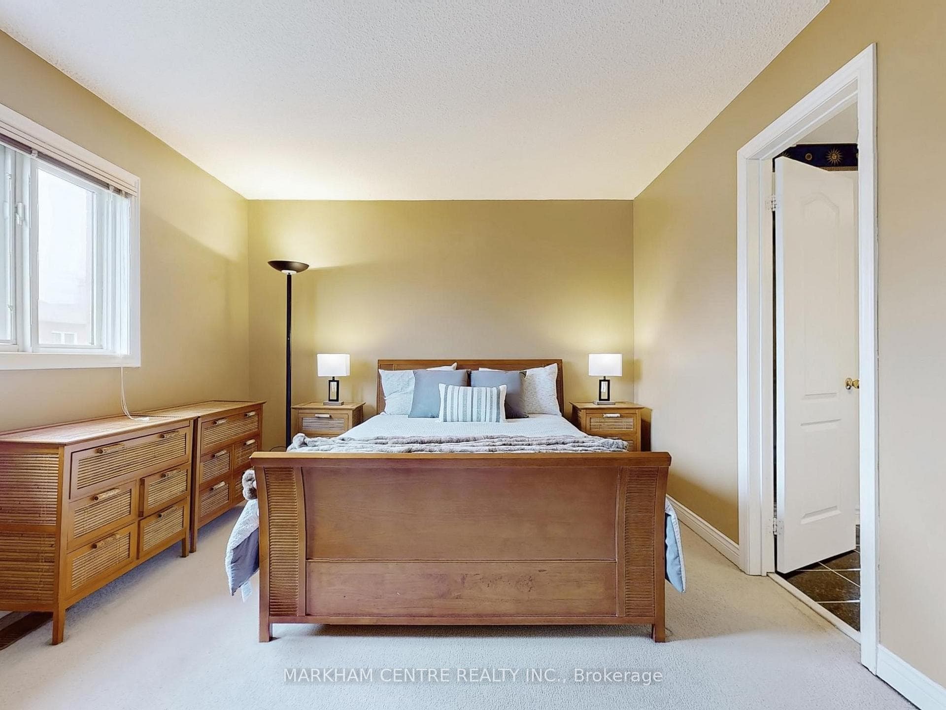 131 Roxbury Street photo 22