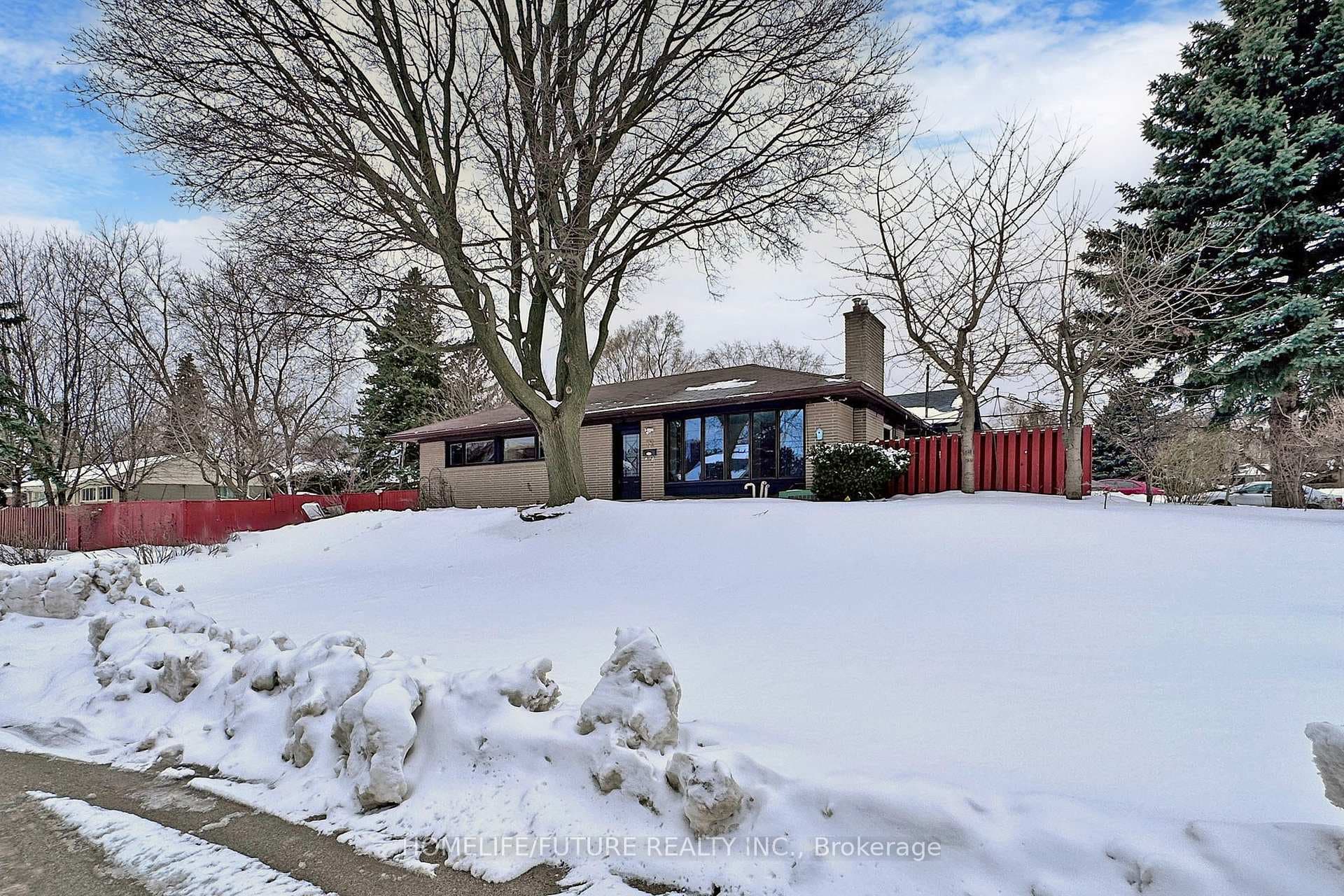 72 Treverton Drive photo 3