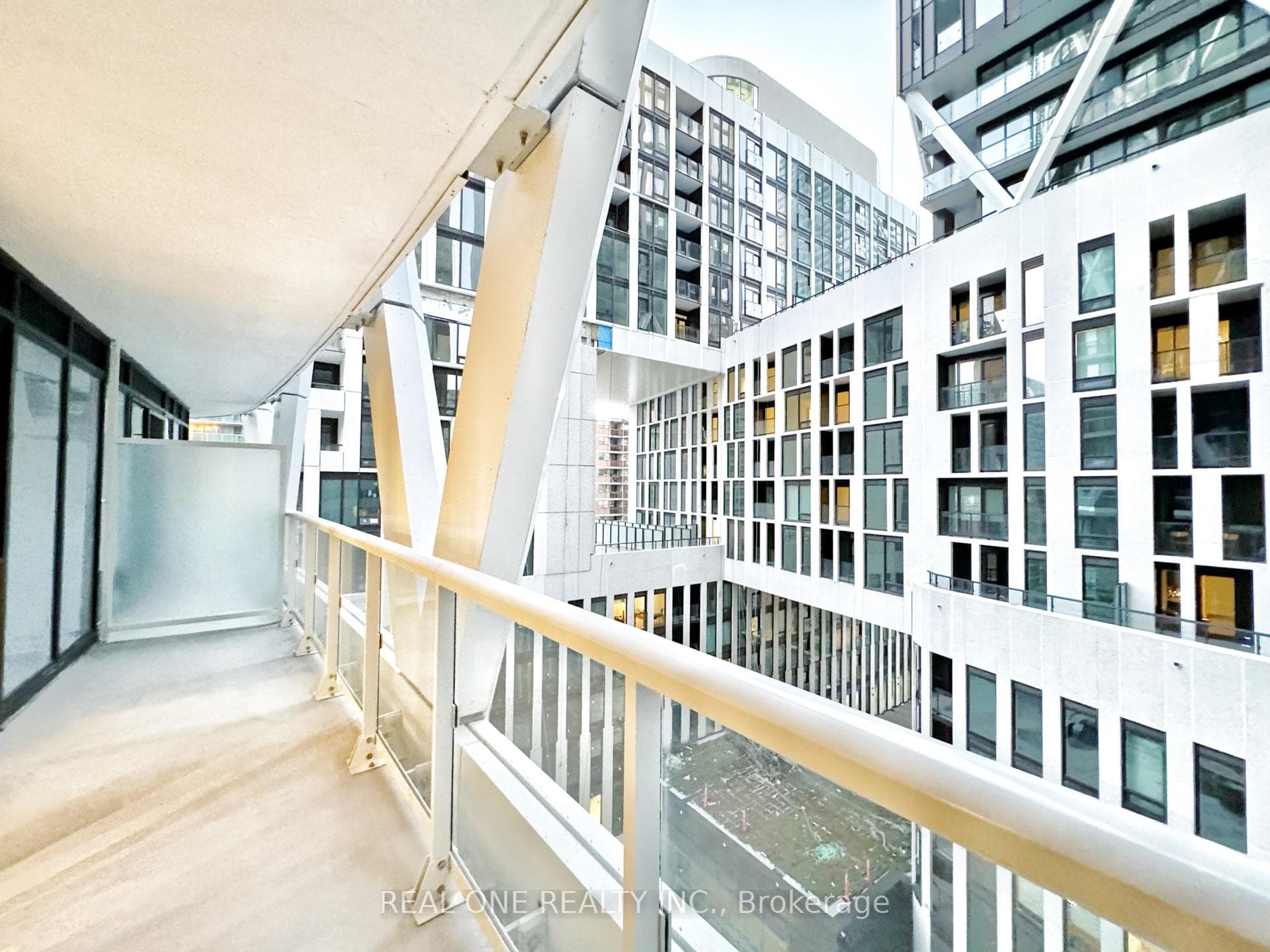 230 Simcoe Street Unit 732 photo 11