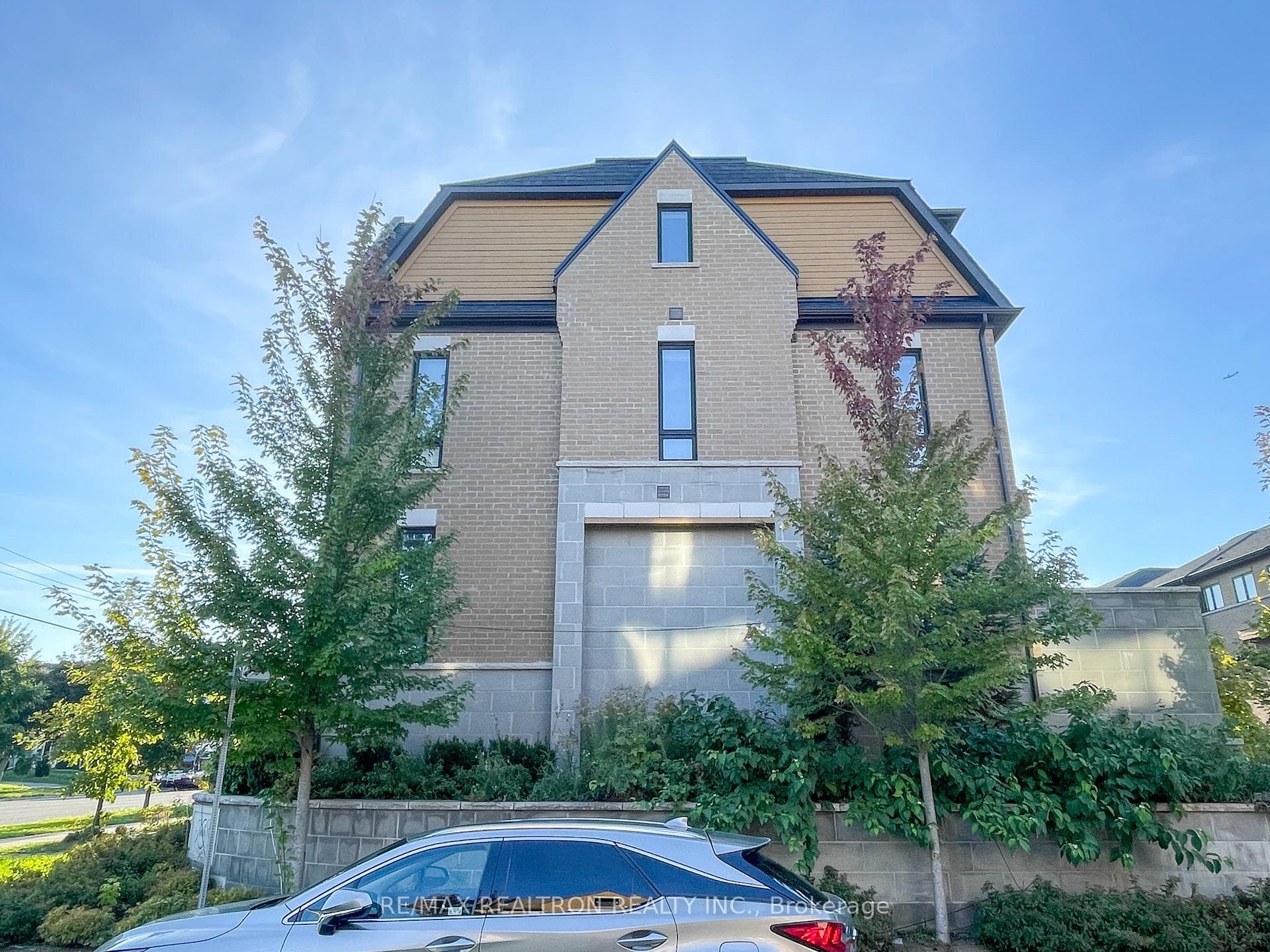 254 Finch Avenue photo 3