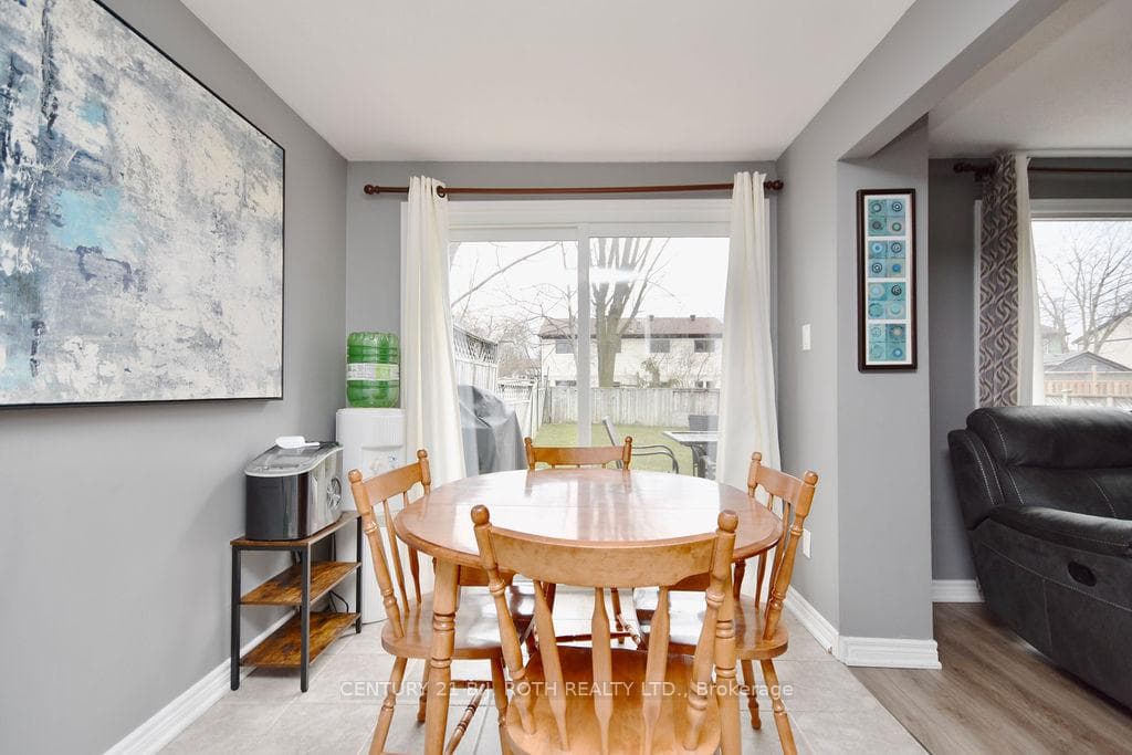 96 Mowat Crescent photo 12