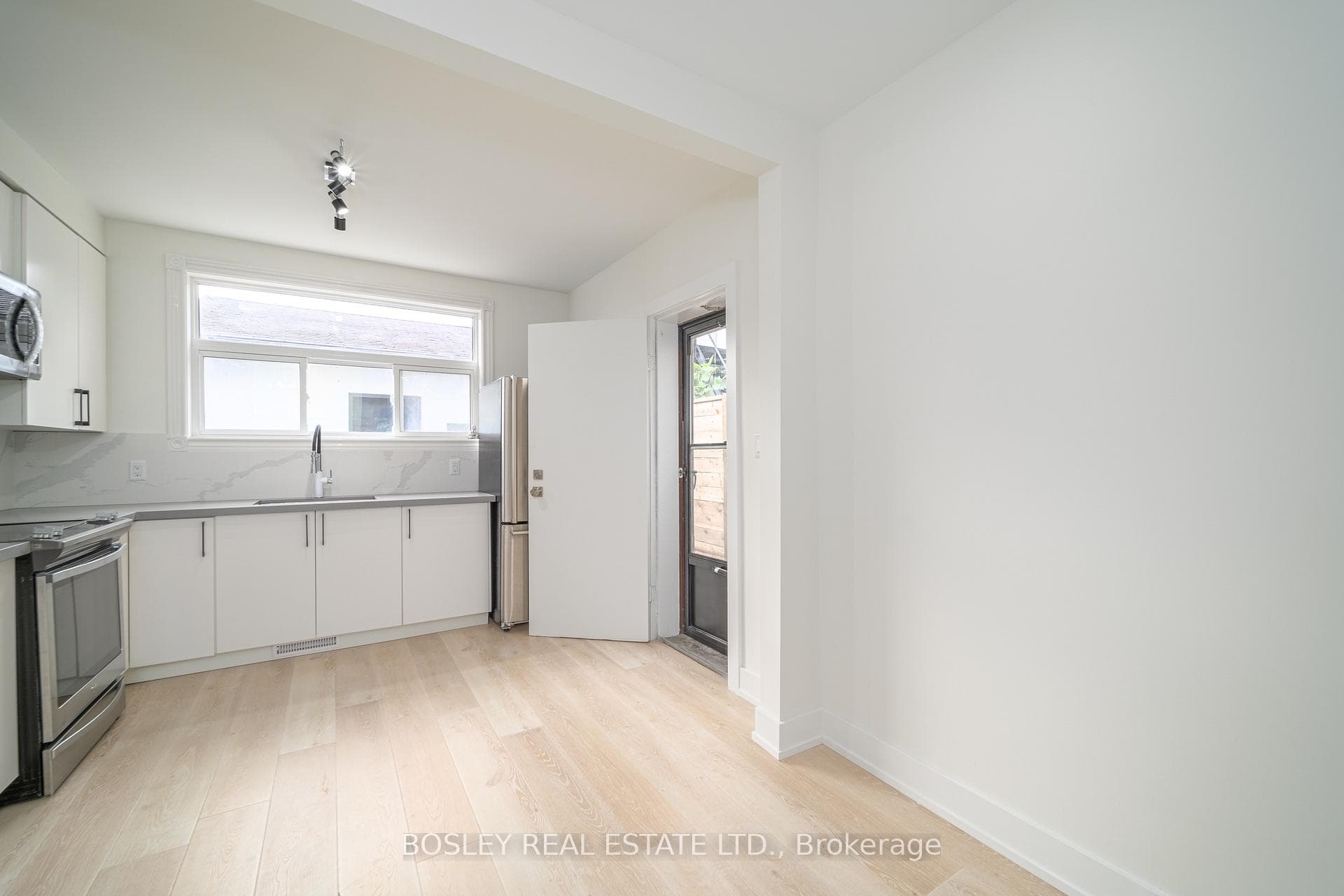13 Mansfield Avenue Unit 2 photo 11