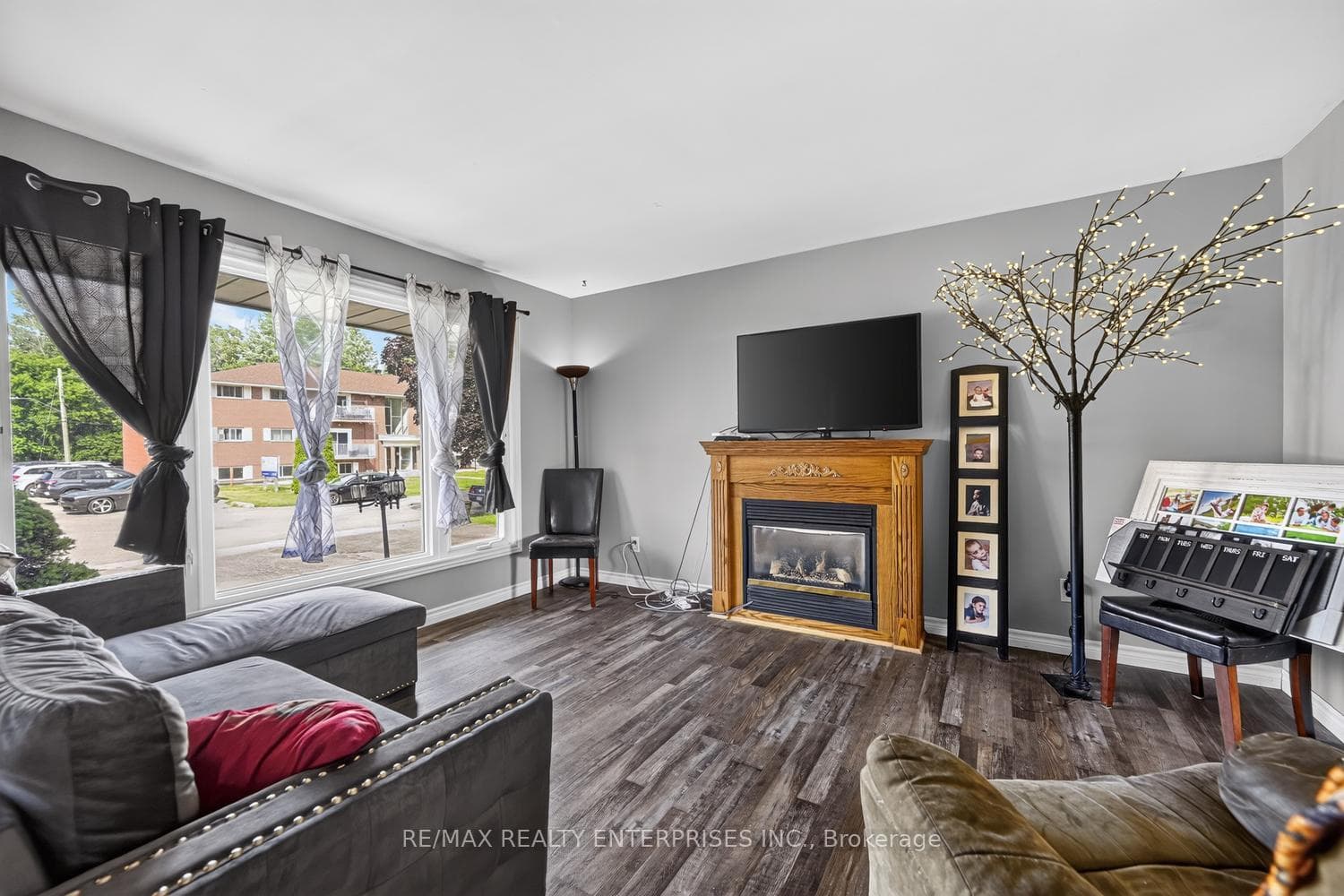 855 Howe Terrace photo 2