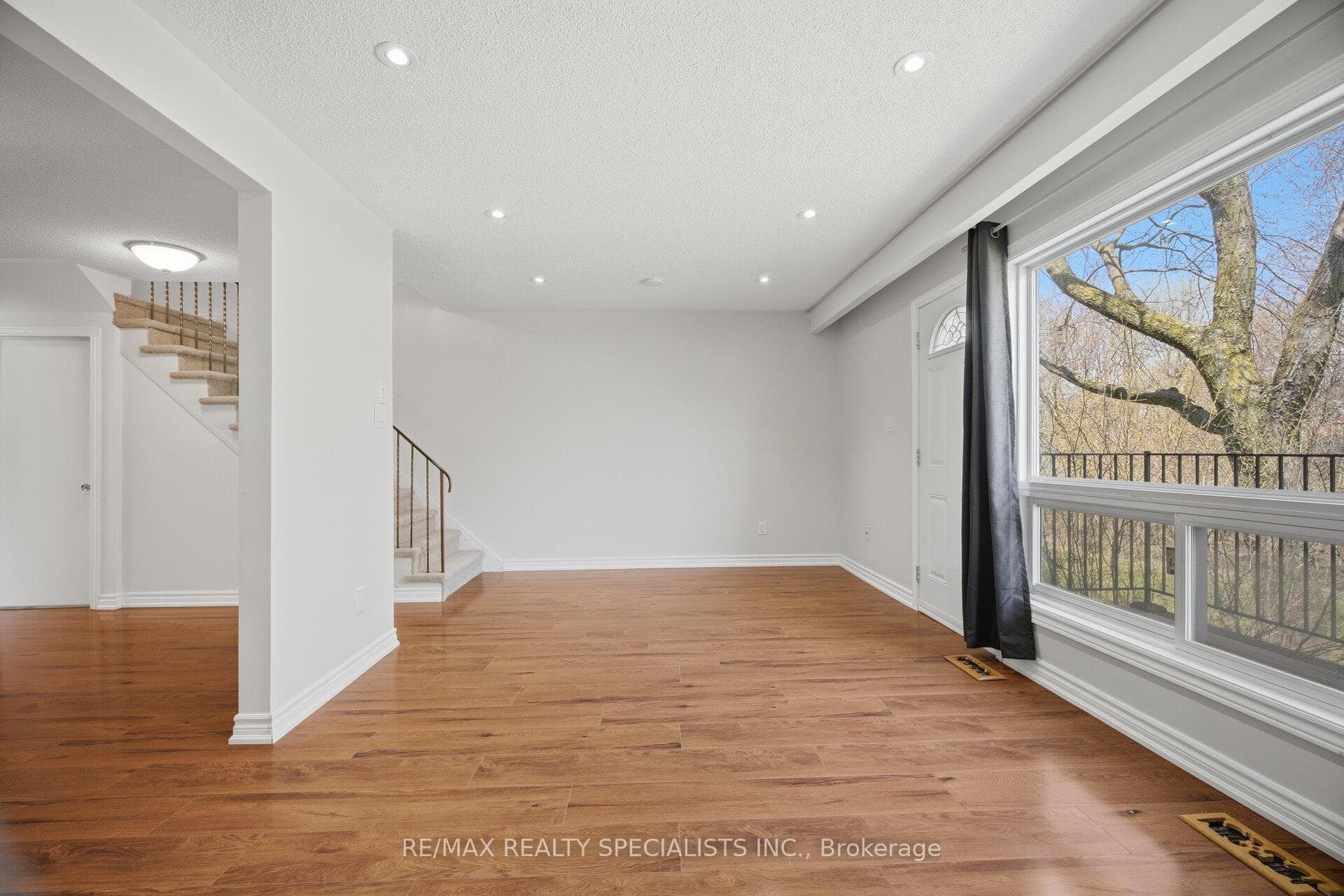 701 Burnhamthorpe Road Unit 106 photo 17
