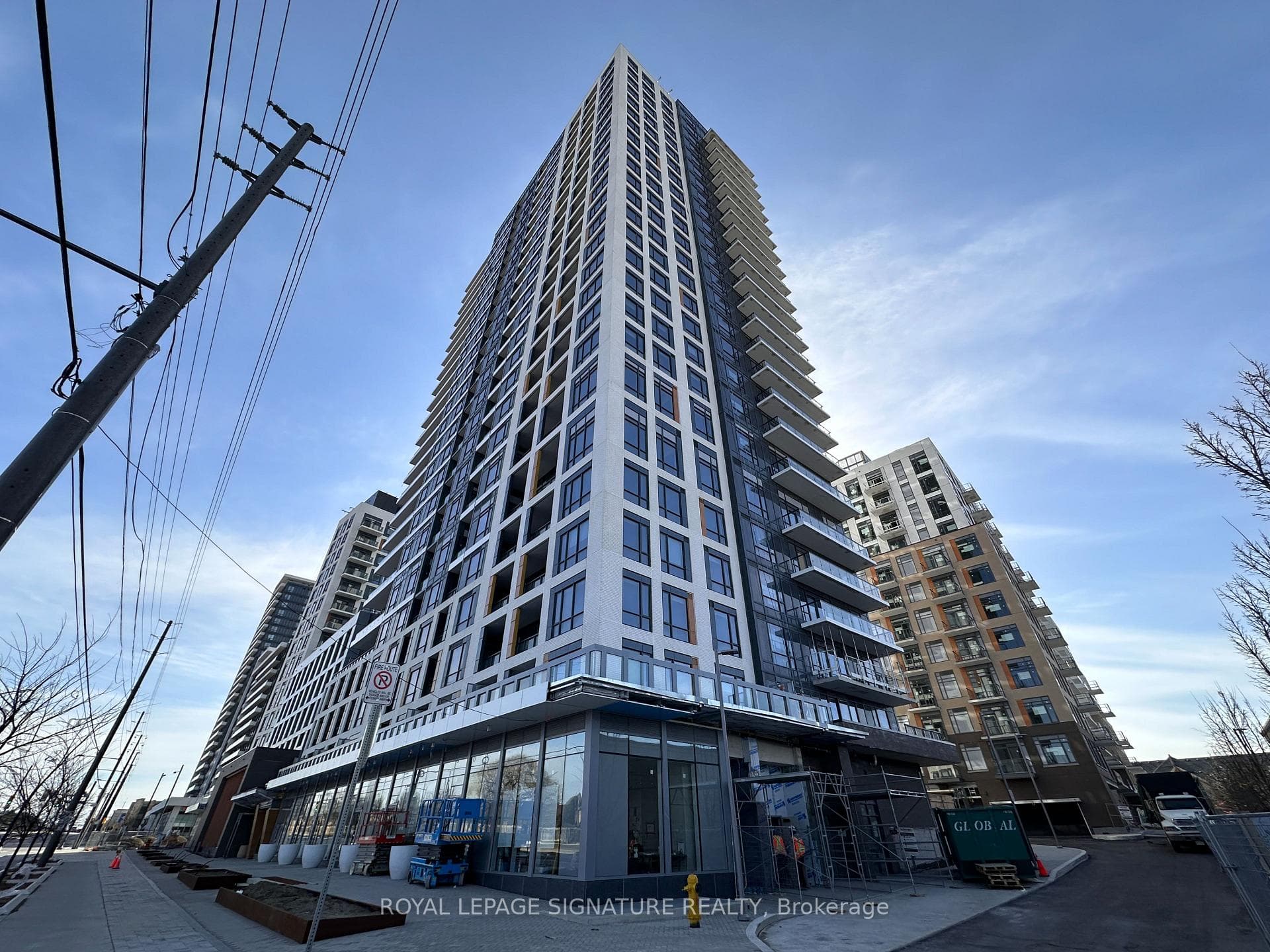 7950 BATHURST Street Unit 402 photo 1