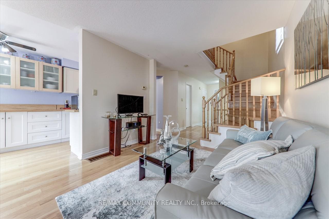 89 Ravenscliffe Court photo 10