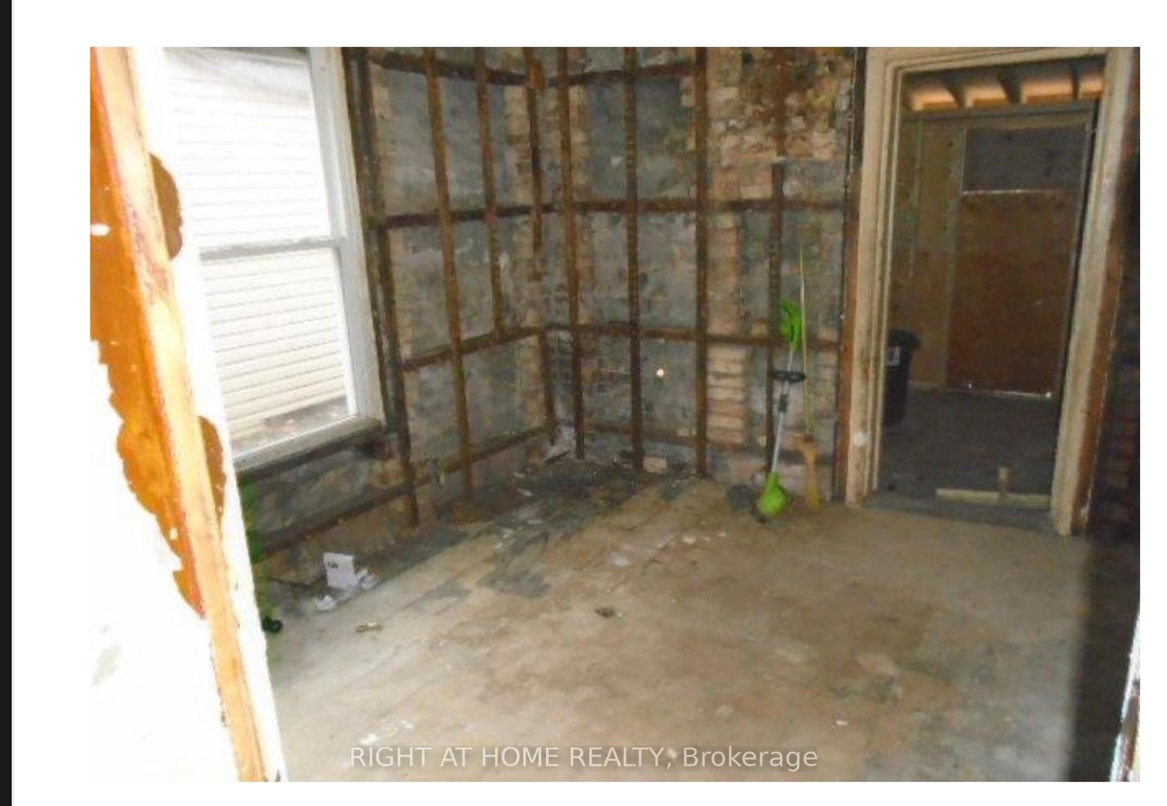 135 BROCK Street photo 2