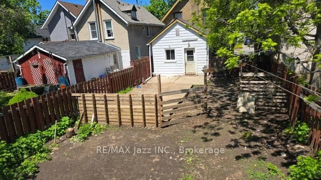 629 Brown Street photo 18