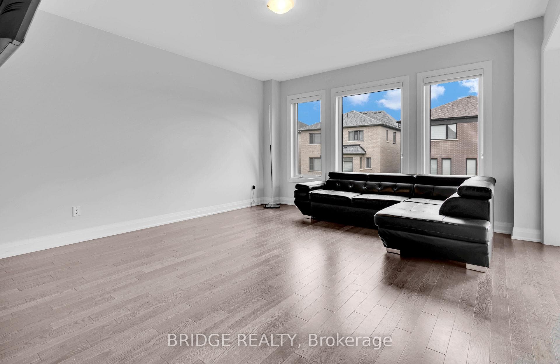 138 Prince Charles Crescent photo 9