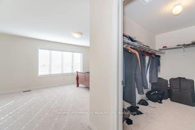 84 Roulette Crescent photo 32