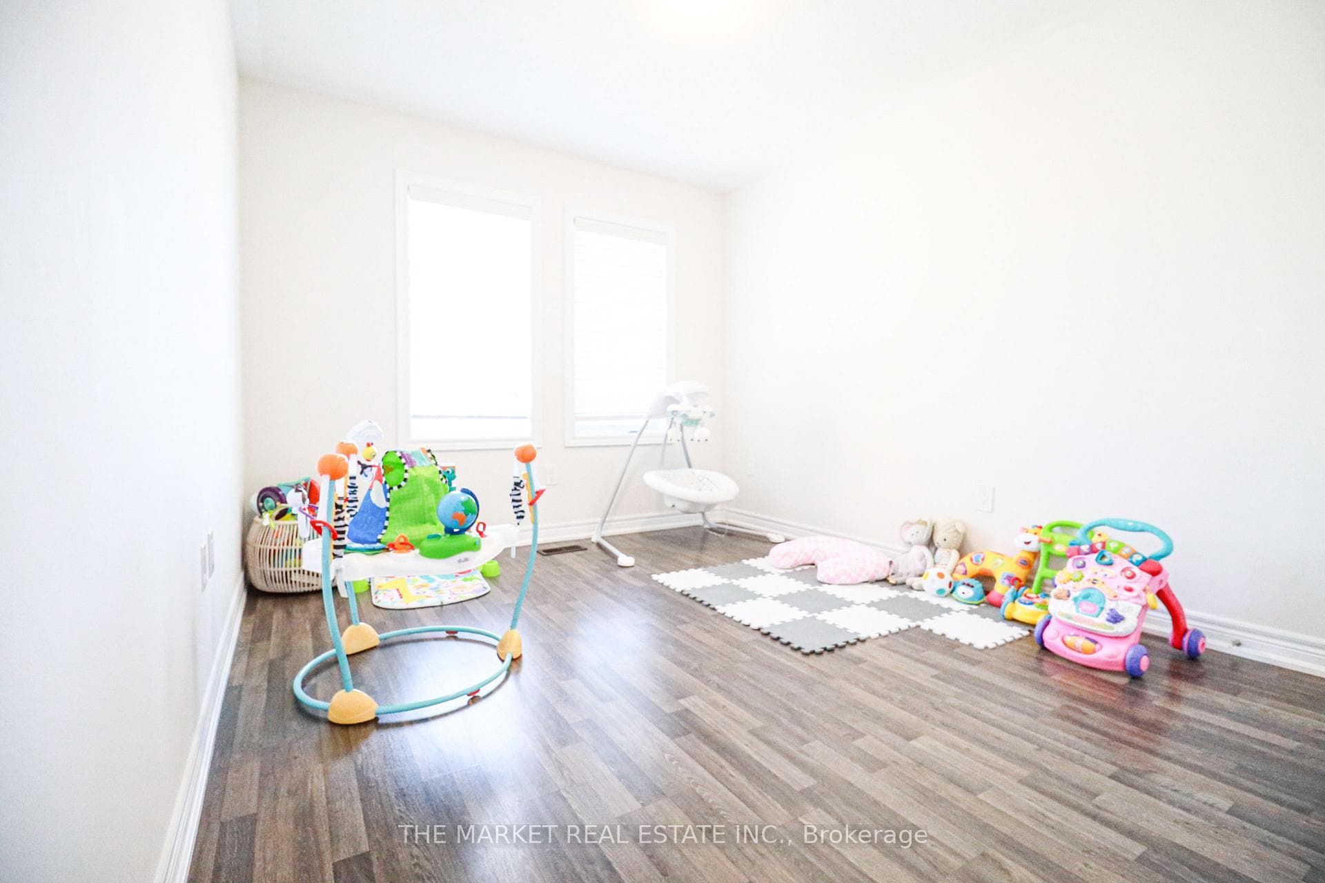 98 Mondial Crescent photo 16