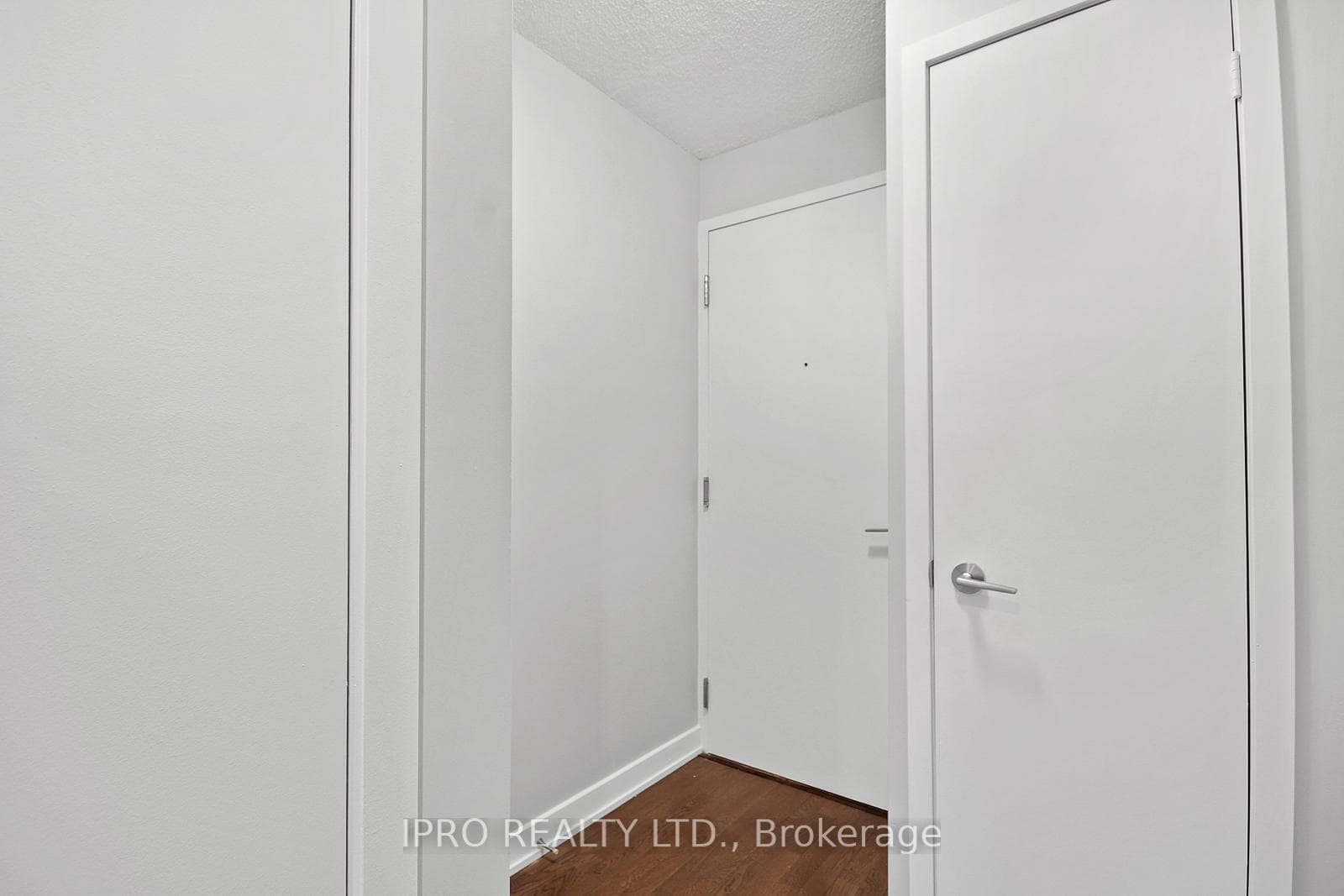 126 Simcoe Street Unit 512 photo 3