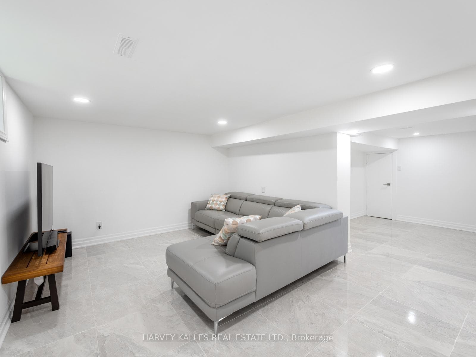 8 Caravan Drive photo 39