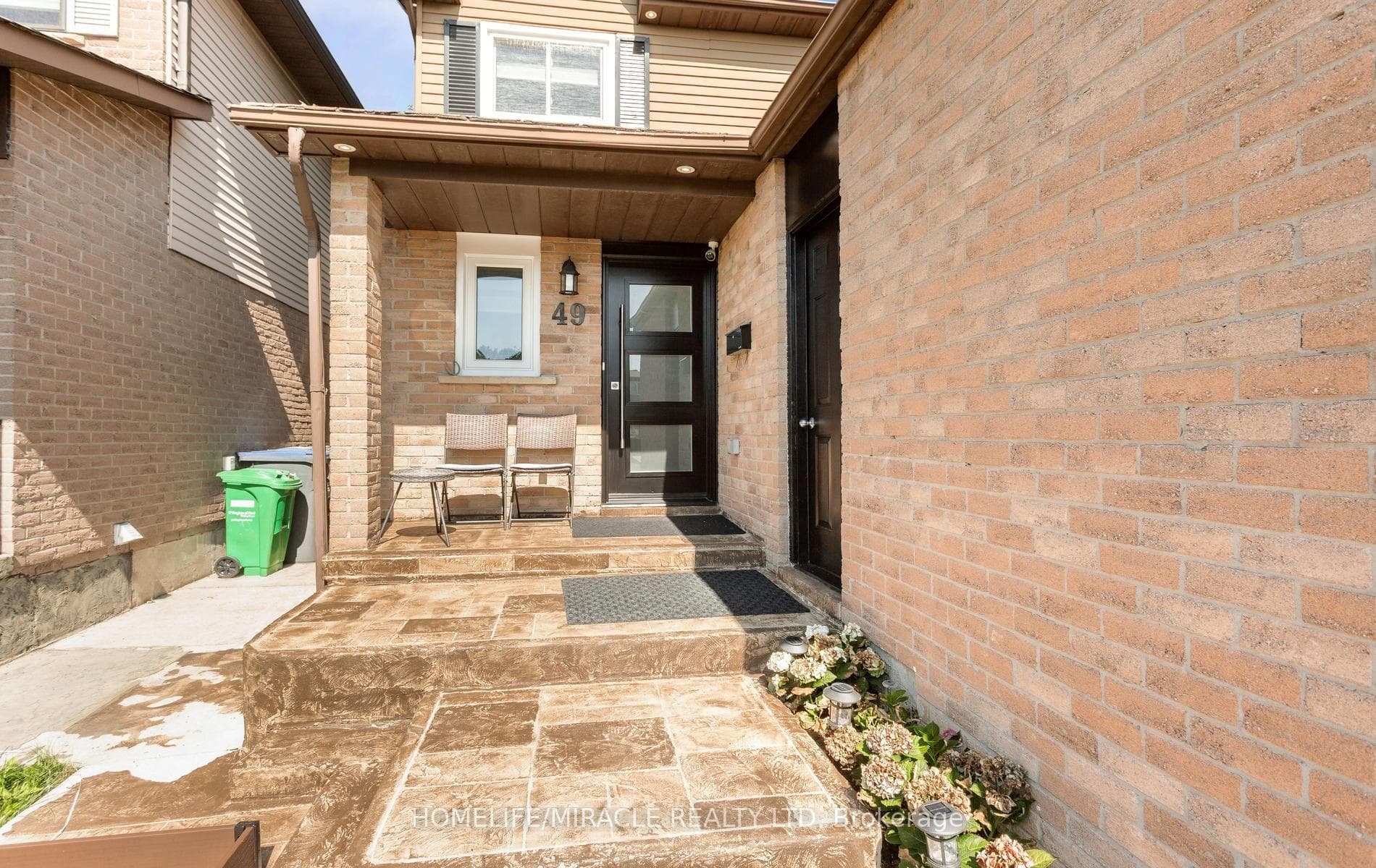 49 Newbridge Crescent photo 3