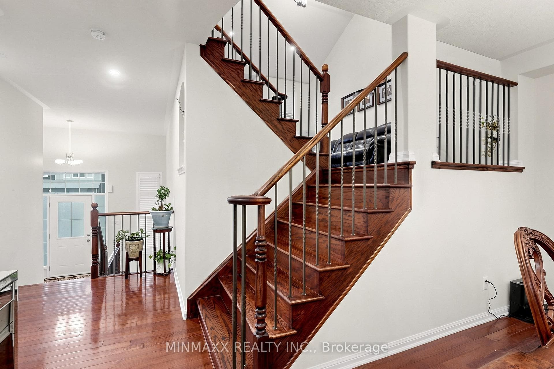 916 Minchin Way photo 22