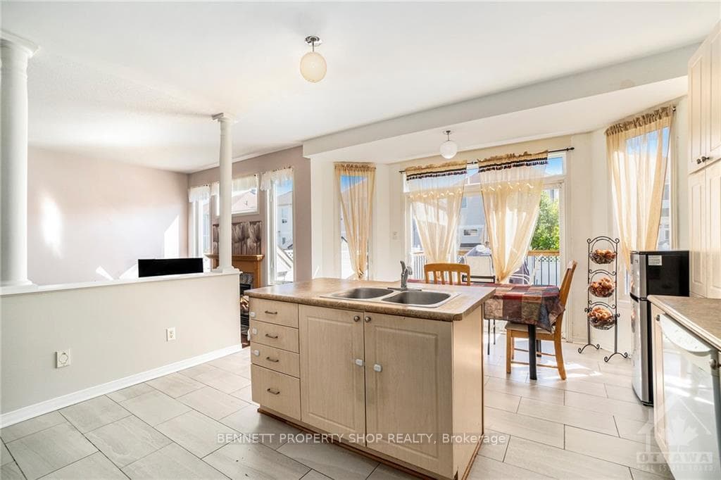 363 KINGHORN Crescent photo 9