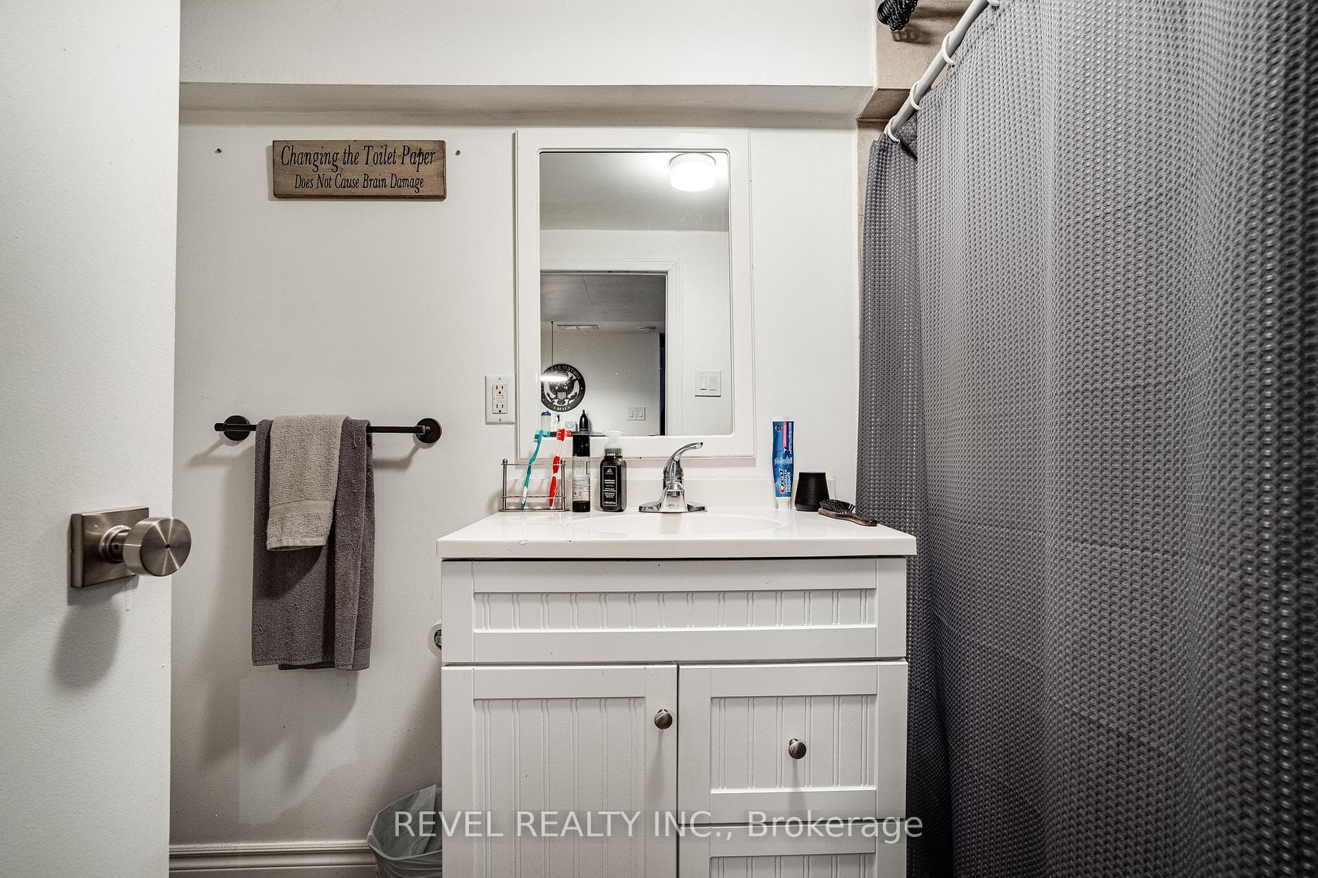 552 Roxborough Avenue photo 33