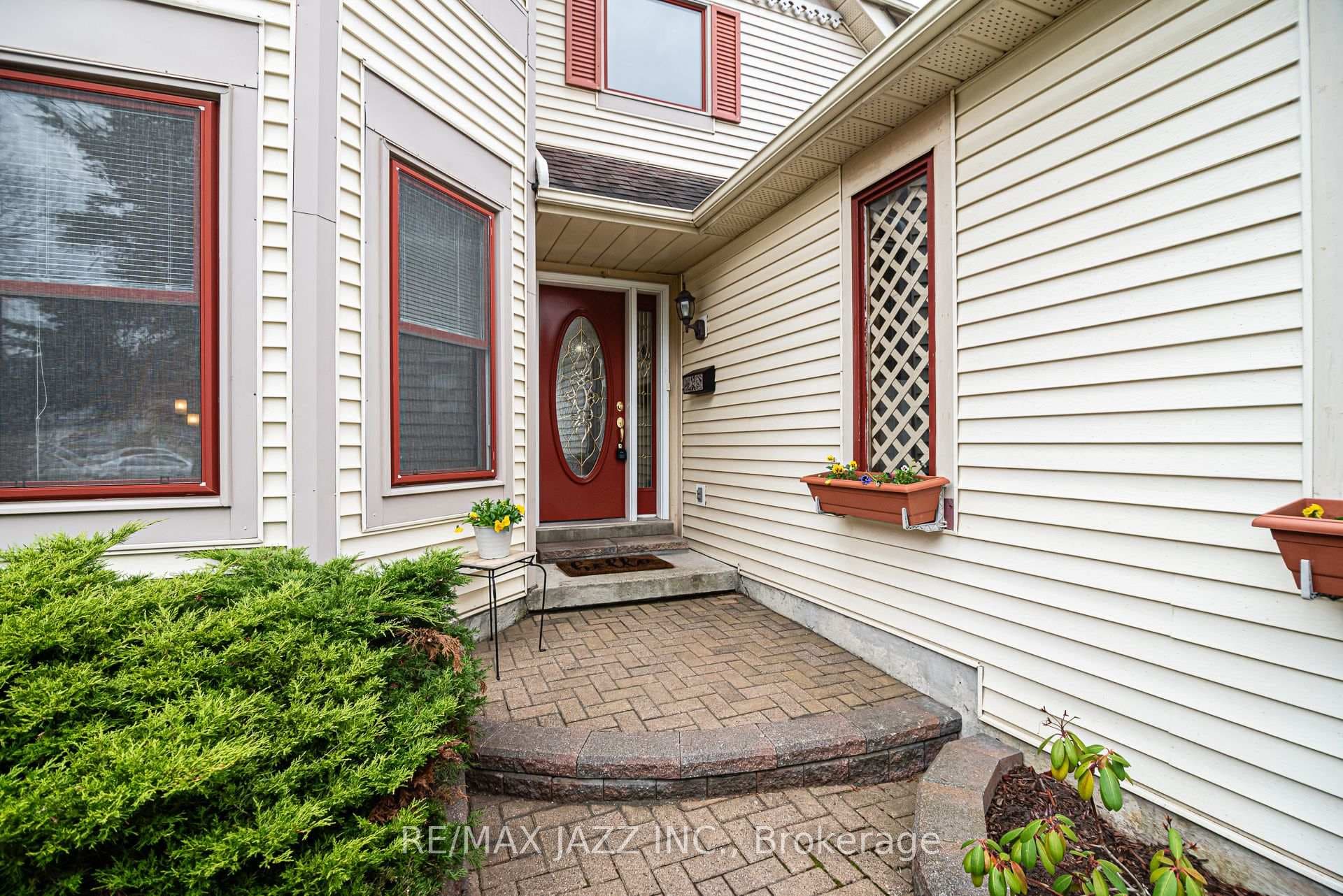 1030 Ripley Crescent photo 2