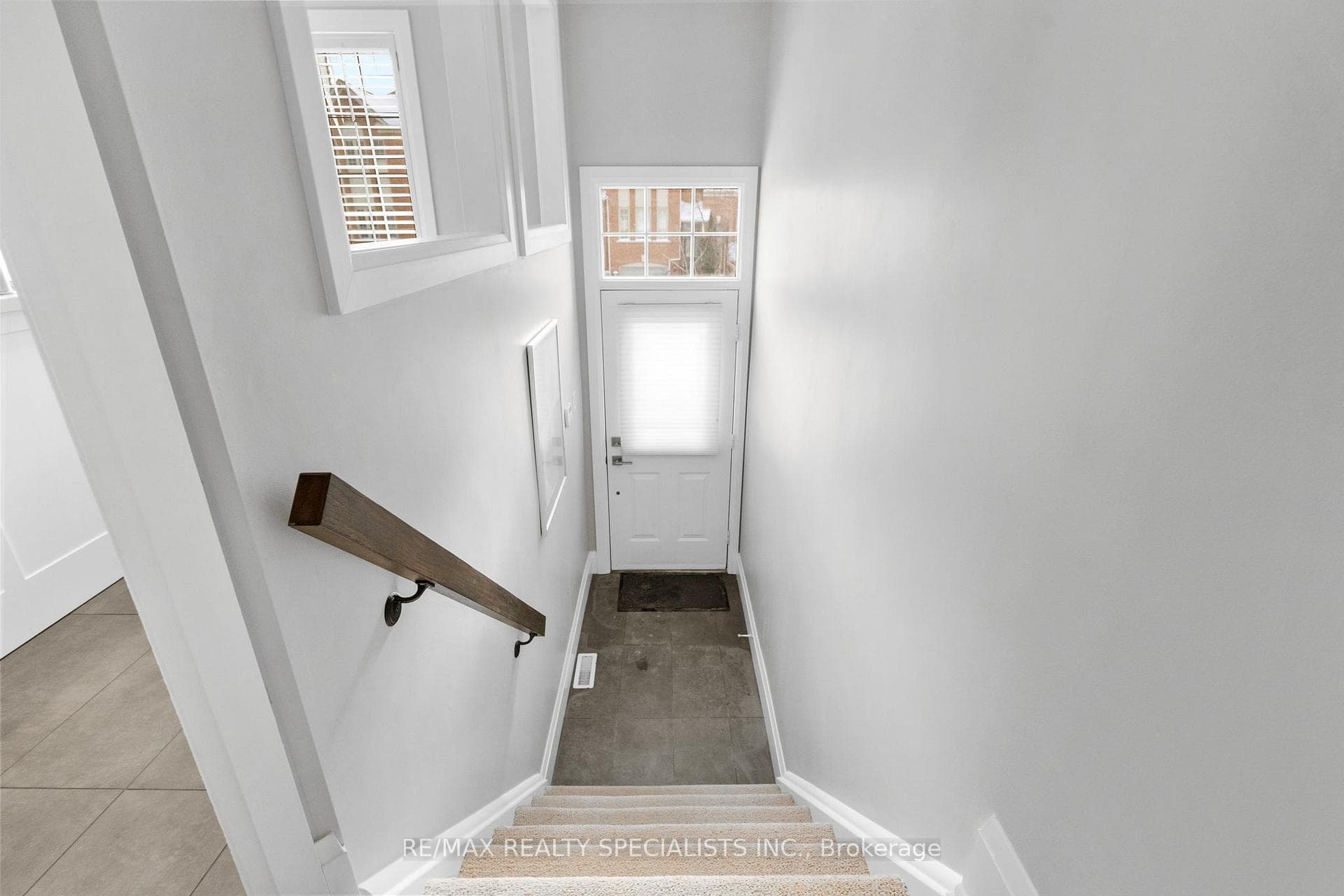 8 Bluewater Court photo 16