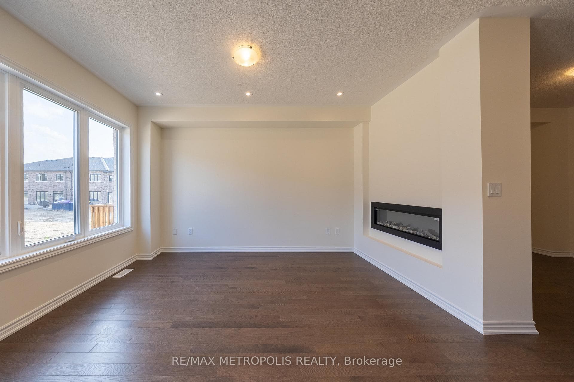 60 Mountainside Crescent photo 10