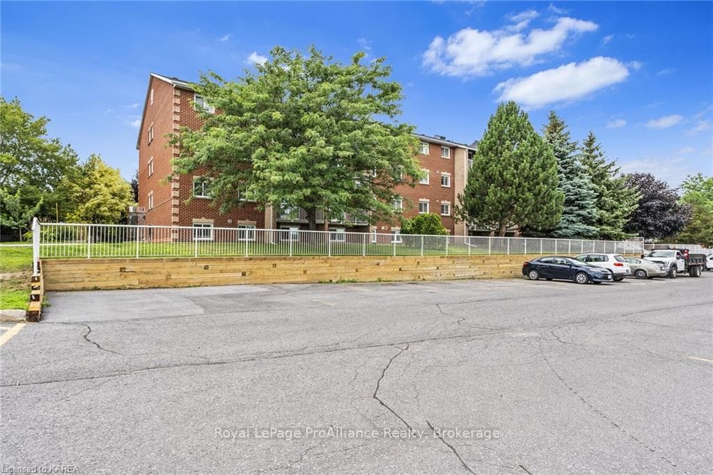 566 ARMSTRONG Road Unit 207 photo 4