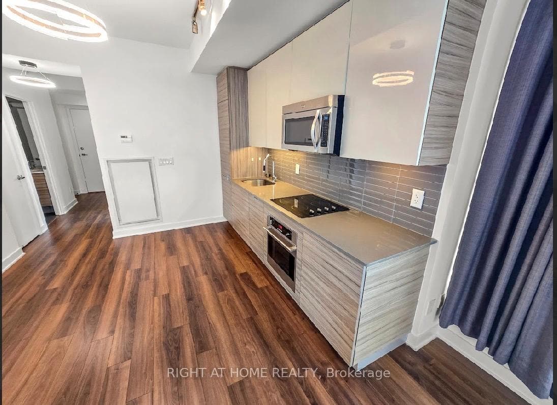 210 SIMCOE Street Unit 2011 photo 9