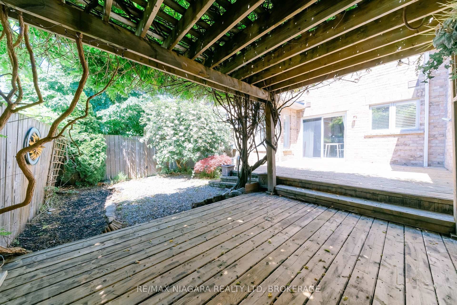 104 YOUNG Crescent photo 20