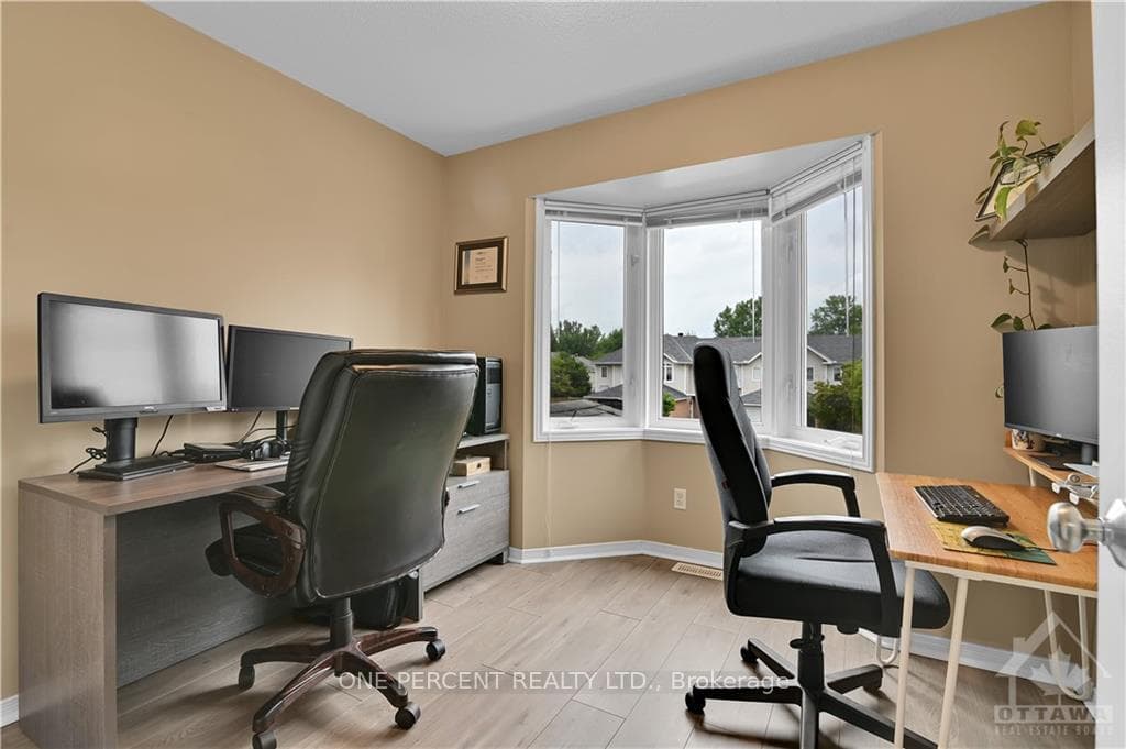 468 LAWLER Crescent photo 20