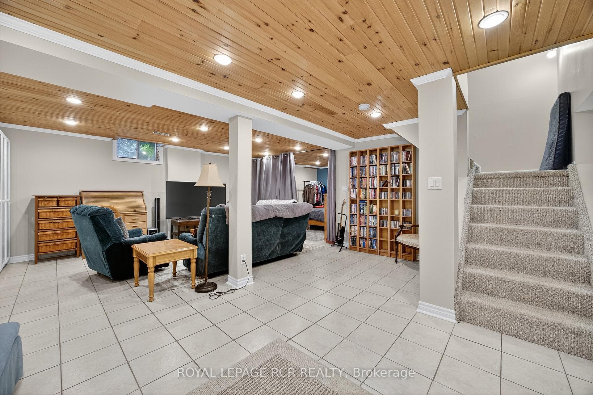 2 Dungey Crescent photo 35