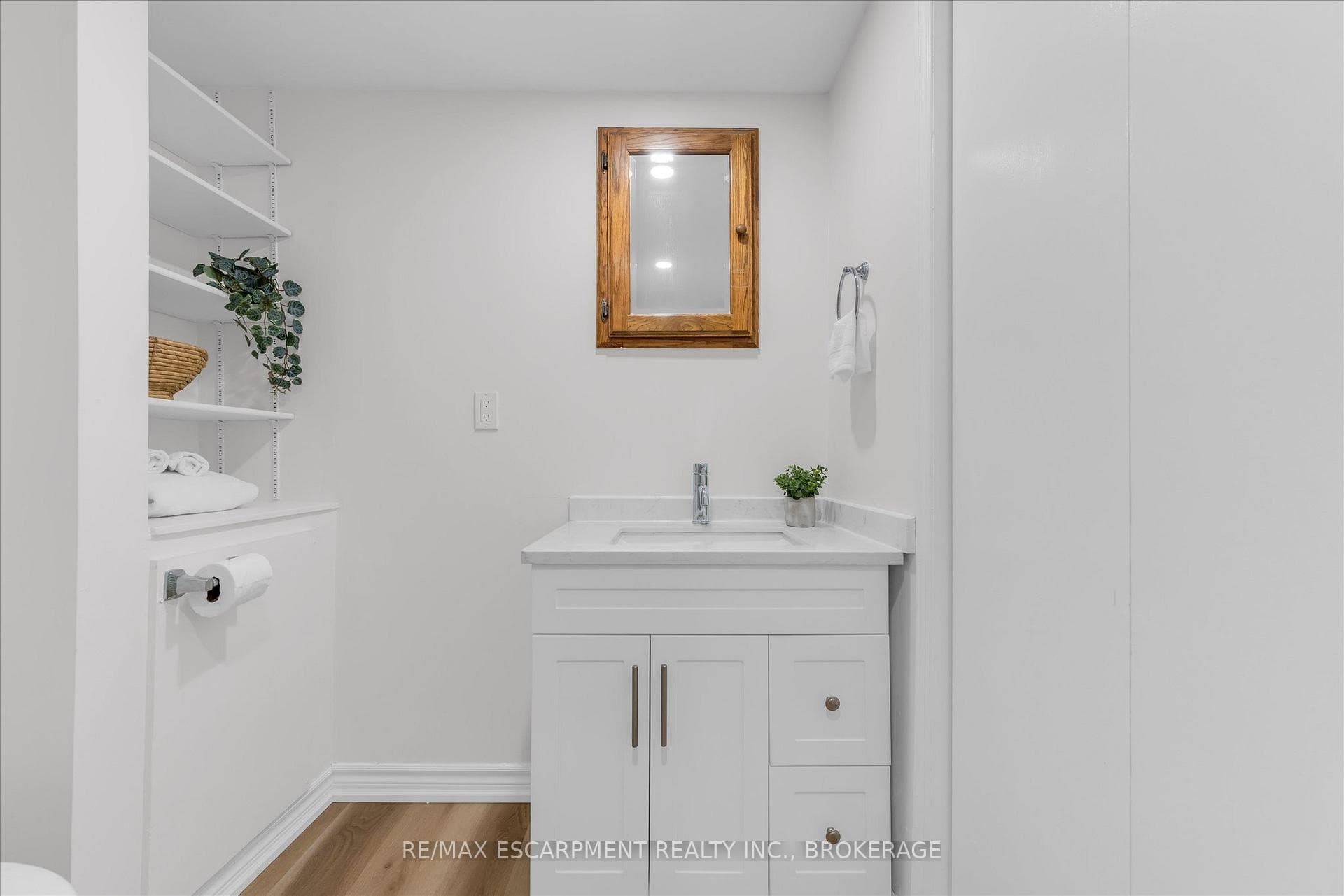 49 Grove Avenue photo 31