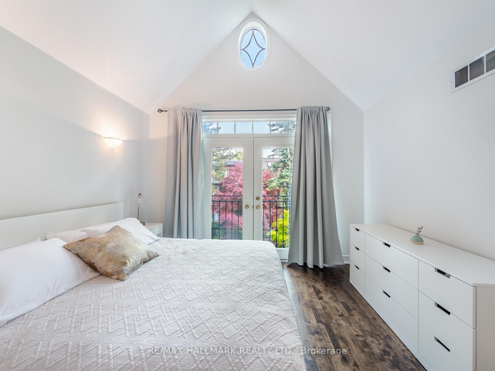 74 Macpherson Avenue photo 35