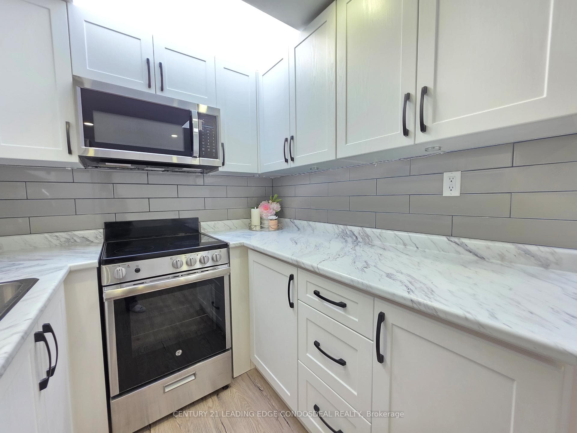 658 Dundas Street Unit 2B photo 8