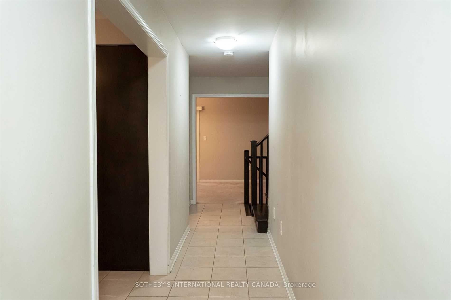 921 Raftis Crescent photo 2