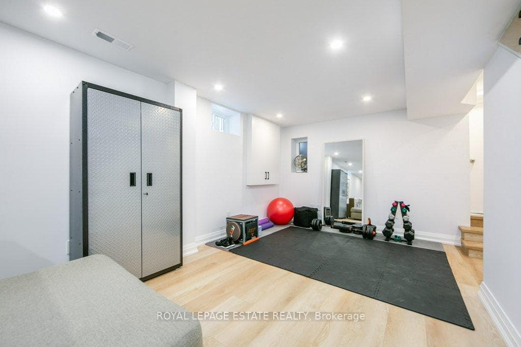 25 Herbert Avenue photo 37