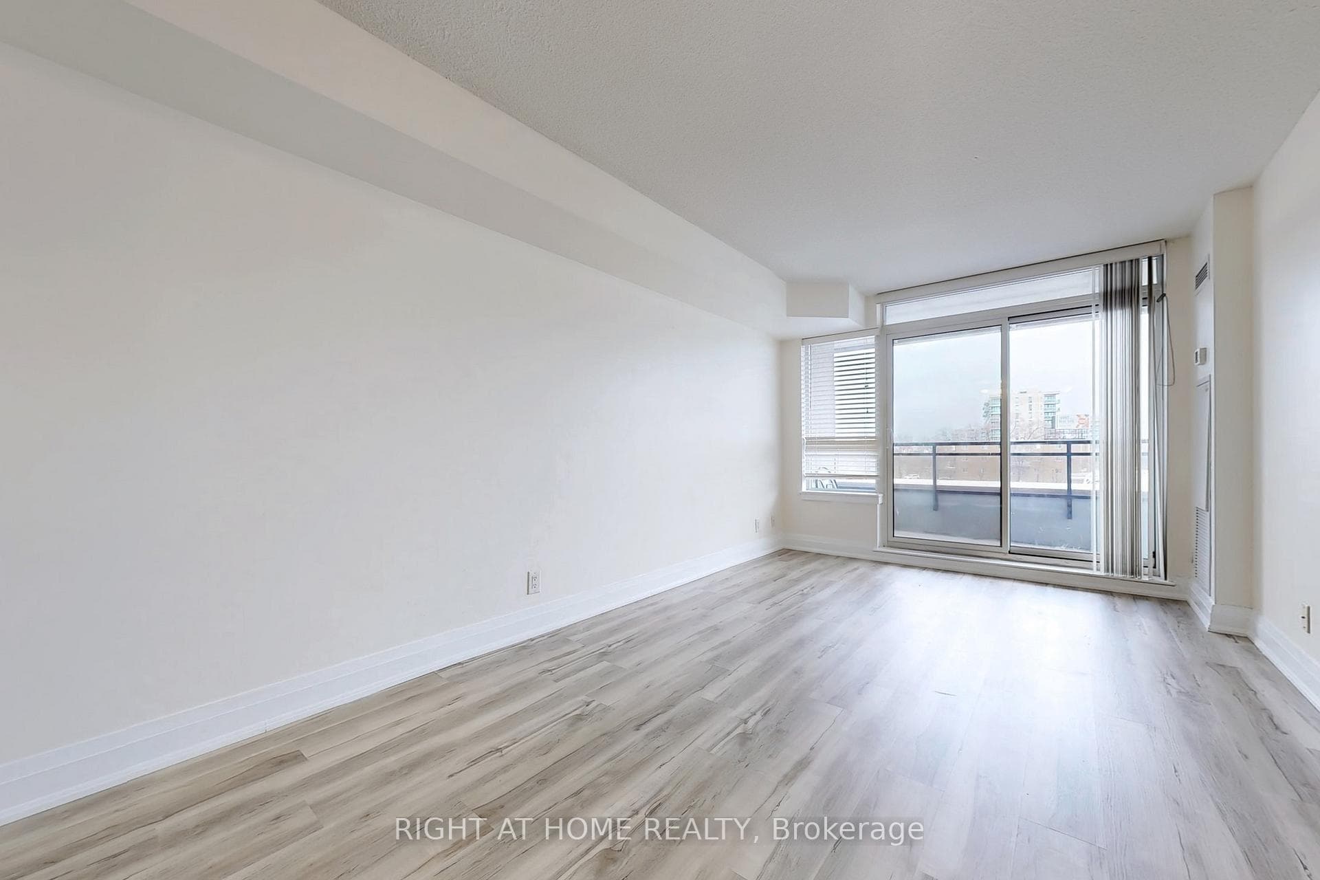 1060 Sheppard Avenue Unit 212 photo 3