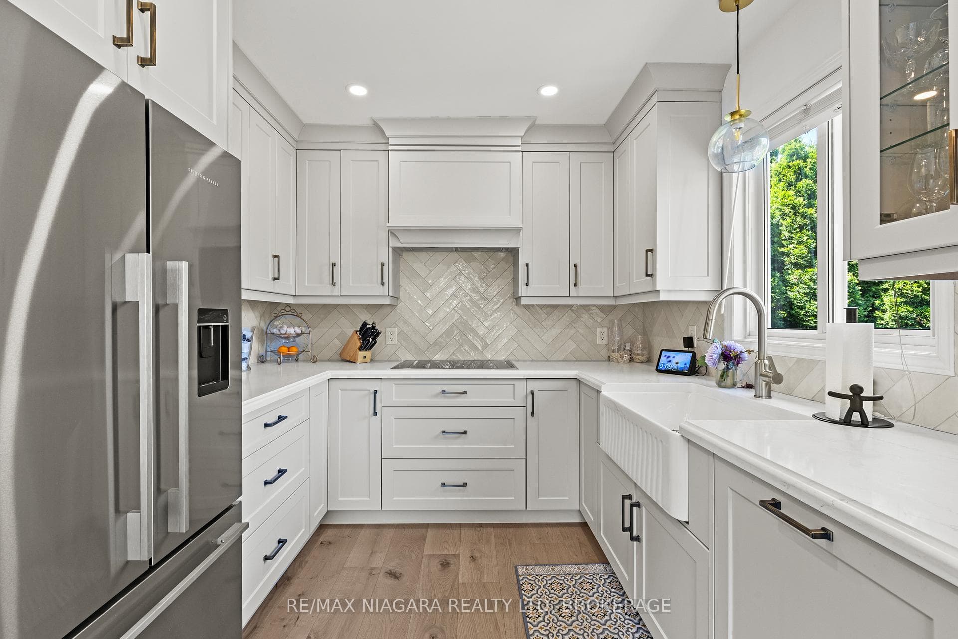 611 Victoria Street photo 18